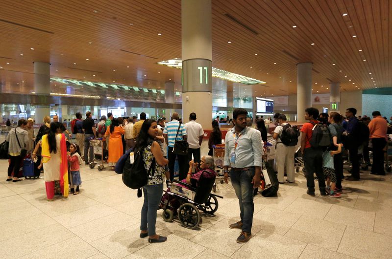 &copy; Reuters. 　８月７日、インドの新興格安航空アカサ・エアは、商業運航を開始した。マハラシュトラ州ムンバイから隣州グジャラート州アーメダバードへと西部の商業都市２か所を結ぶ路線で、これ
