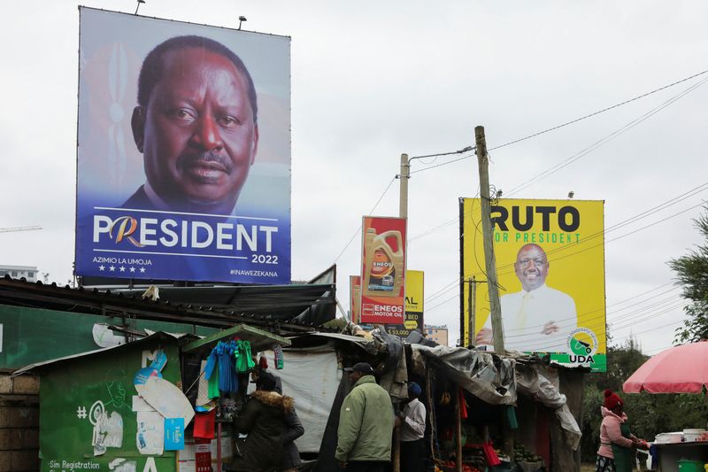 © Reuters. Banners of Kenya's opposition leader and presidential candidate Raila Odinga of the Azimio la Umoja (Declaration of Unity) coalition (L), and Kenya's Deputy President William Ruto and presidential candidate for the United Democratic Alliance (UDA) and Kenya Kwanza political coalition, are seen  in Nairobi, Kenya, August 4, 2022. REUTERS/Baz Ratner