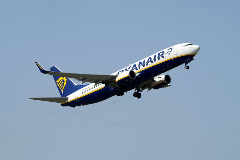 &copy; Reuters. FILE PHOTO: Ryanair aircraft Boeing 737-8AS takes off from Riga International Airport, Latvia July 21, 2022. REUTERS/Ints Kalnins/File Photo