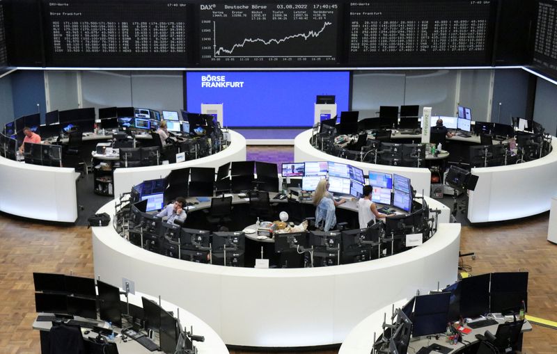 &copy; Reuters. FOTO DE ARCHIVO: El gráfico del índice de valores alemán DAX en una pantalla en el interior de la Bolsa de Fráncfort, Alemania, el 3 de agosto de 2022. REUTERS/Personal