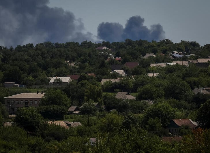 &copy; Reuters. 　８月８日、英国防省は、ロシアがウクライナ・ドンバス地域の防衛線に沿って対人地雷を設置している可能性が高いと指摘した。写真はドンバス地域で煙が上がる様子。７月１３日撮影（