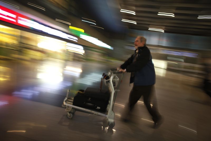 &copy; Reuters. FOTO DE ARCHIVO. Imagen referencial de un pasajero empujando un carro de equipaje, en Málaga, Andalucía, España. 26 de diciembre de 2014. REUTERS/Jon Nazca
