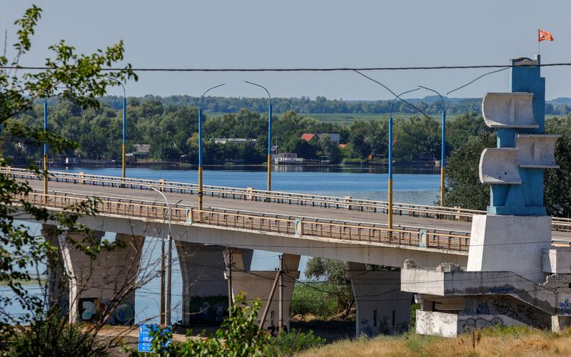 &copy; Reuters. FOTO DE ARCHIVO. Una vista general muestra el puente Antonivskyi, cerrado para los civiles, en Jersón, Ucrania, controlada por Rusia. 27 de julio de 2022. REUTERS/Alexander Ermochenko