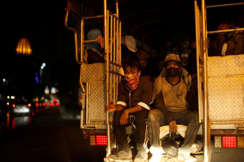 &copy; Reuters. FILE PHOTO: Migrant construction workers are transported in a truck amid the coronavirus disease (COVID-19) outbreak, in Bangkok, Thailand May 27, 2021. REUTERS/Jorge Silva