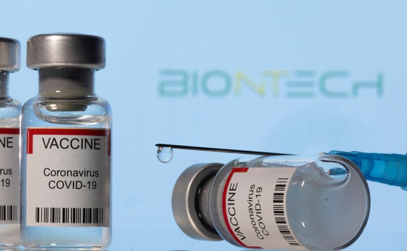 &copy; Reuters. Vials labelled "VACCINE Coronavirus COVID-19" and a syringe are seen in front of a displayed Biontech logo in this illustration taken December 11, 2021. REUTERS/Dado Ruvic/Illustration