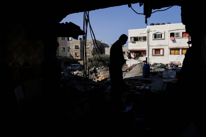 &copy; Reuters. فلسطيني يتفقد منزله الذي تضرر خلال القتال بين إسرائيل وغزة في غزة يوم الاثنين. تصوير: صهيب سالم - رويترز.