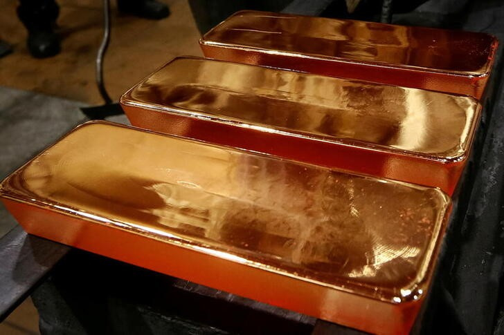 &copy; Reuters. Imagen de archivo de empleados procesando lingotes de oro puro en la planta de metales no ferrosos Krastsvetmet en la ciudad siberiana de Krasnoyarsk, Rusia. 22 noviembre 2018. REUTERS/Ilya Naymushin
