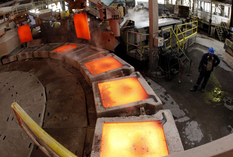 &copy; Reuters. Imagen de archivo de un trabajador supervisando el proceso tecnológico en la fundición del mayor productor de cobre de Europa, Norddeutche Affinerie, cerca de la ciudad de Pirdop, a unos 60 km al este de Sofía, Bulgaria. 11 de noviembre, 2008. REUTERS/