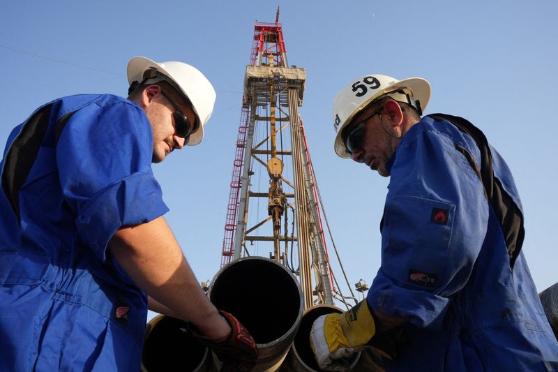 El petróleo sube casi 2% en una sesión volátil gracias a los buenos datos económicos