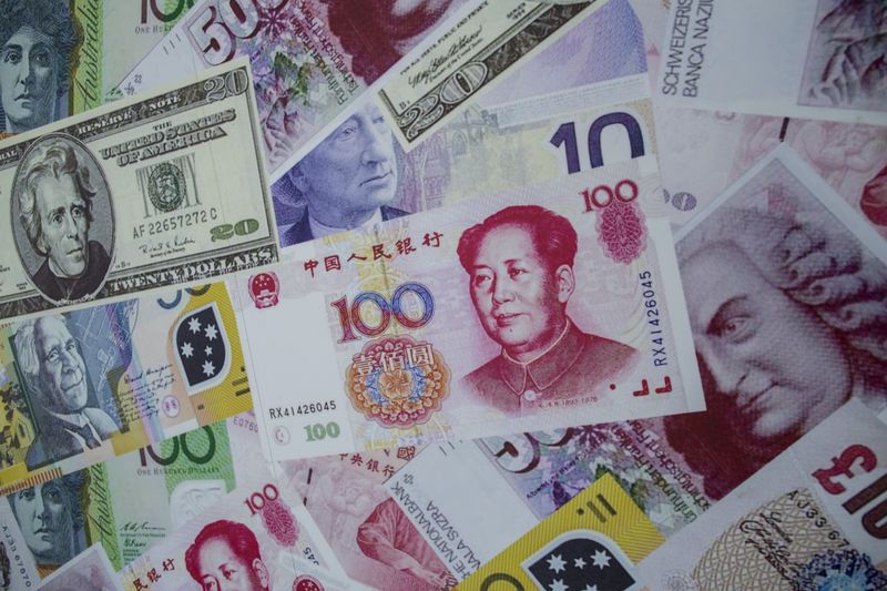 &copy; Reuters. Notas de yuan são dispostas junto de notas de dólar e euro em uma loja de câmbio, em Hong Kong, China
13/08/2015 REUTERS/Tyrone Siu