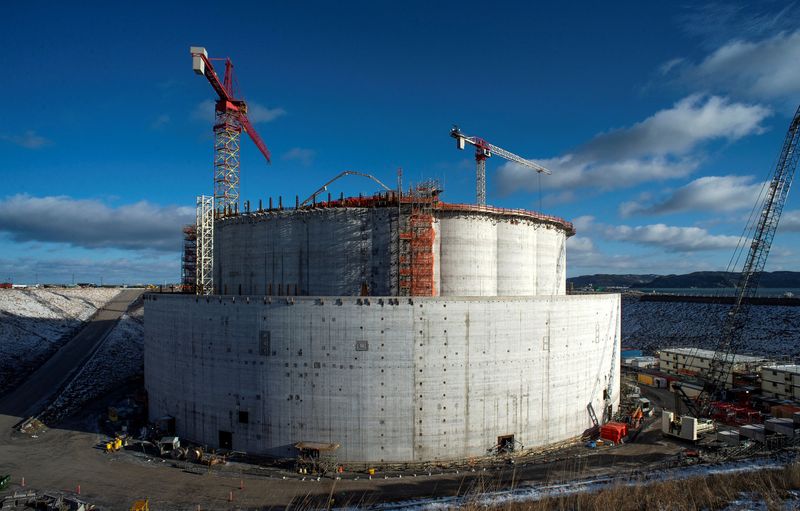 &copy; Reuters. FILE PHOTO: The fixed wellhead platform of Cenovus Energy's West White Rose extension project, which had been suspended in March 2020, is seen under construction in Argentia, Placentia Bay, Newfoundland, Canada December 13, 2019.REUTERS/Greg Locke/File Ph