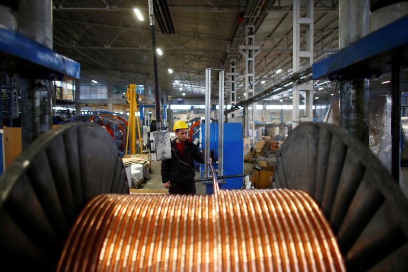 &copy; Reuters. FOTO DE ARCHIVO: Un trabajador comprueba los cables de cobre que se producen en una fábrica en la ciudad de Kayseri, en el centro de Anatolia,12 de febrero de 2015. REUTERS/Umit Bektas