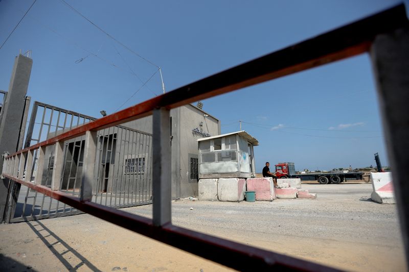 &copy; Reuters. Garoto se senta diante da passagem comercial de Kerem Shalom, no sul da Faixa de Gaza
04/08/2022 REUTERS/Ibraheem Abu Mustafa