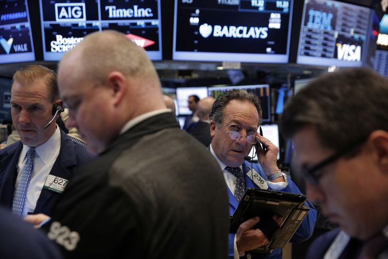 &copy; Reuters. La Bourse de New York a ouvert en hausse lundi. Quelques minutes après le début des échanges, l'indice Dow Jones gagne 0,78%. /Photo d'archives/REUTERS/Lucas Jackson