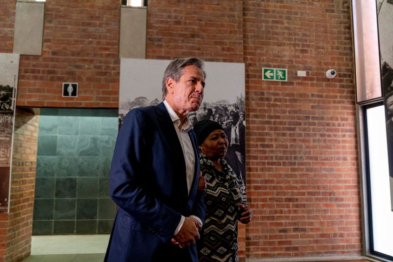 &copy; Reuters. FILE PHOTO: U.S. Secretary of State Antony Blinken and Antoinette Sithole, the sister of the late Hector Pieterson, tour the Hector Pieterson Memorial in Soweto, South Africa, August 7, 2022. Andrew Harnik/Pool via REUTERS