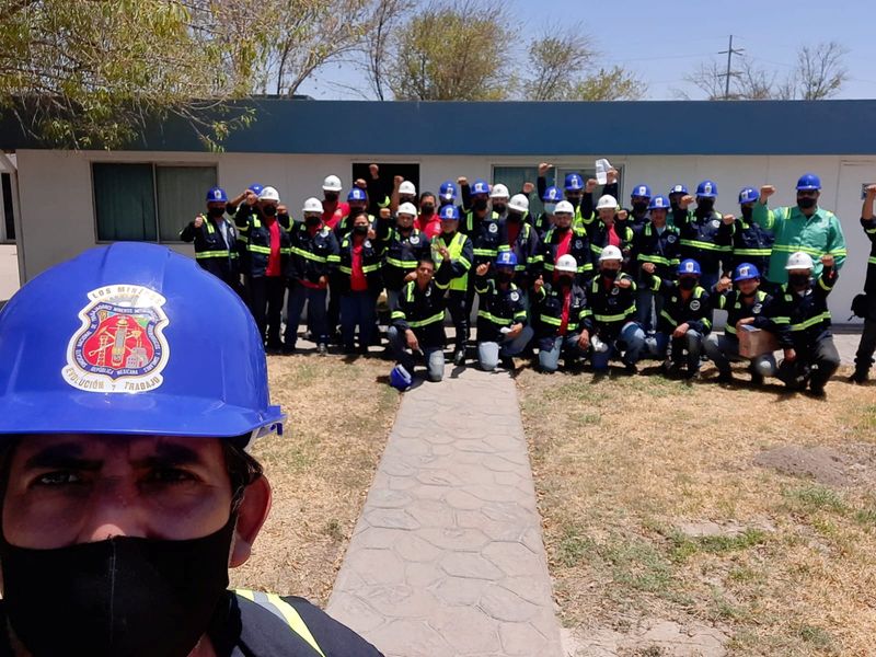 © Reuters. Workers gather outside the Teksid Hierro de Mexico plant in Ciudad Frontera, Mexico in this handout picture obtained by Reuters on July 20, 2022. Alfonso Torres/Handout via REUTERS 