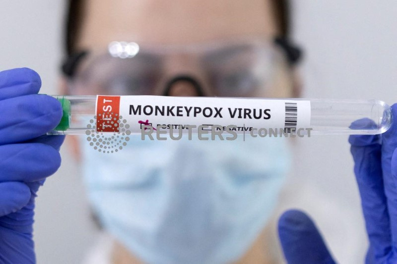 &copy; Reuters. Provette etichettate come "positive al virus del vaiolo delle scimmie" in questa illustrazione del 23 maggio 2022. REUTERS/Dado Ruvic/Illustrazione/Foto d'archivio