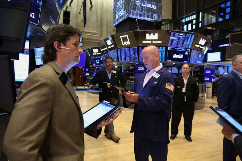 © Reuters. Traders work on the trading floor at the New York Stock Exchange (NYSE) in Manhattan, New York City, U.S., August 8, 2022. REUTERS/Andrew Kelly