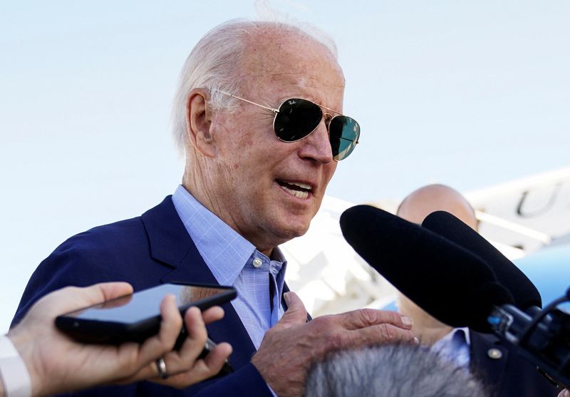 &copy; Reuters. El presidente de Estados Unidos, Joe Biden, habla con periodistas mientras sube al Air Force One en su viaje al este de Kentucky para visitar a las familias afectadas por la devastación de las recientes inundaciones, mientras sale de la Base de la Guardi