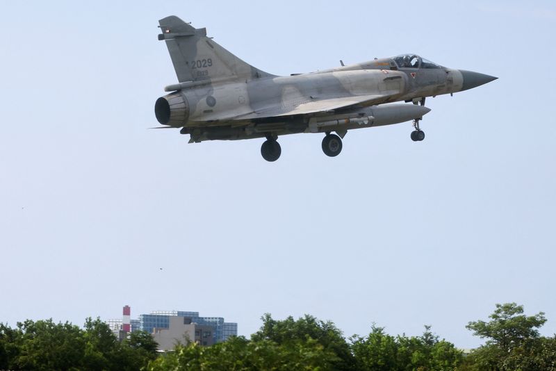 &copy; Reuters. 台湾の国防部（国防省）は８日に中国軍機２１機が防空識別圏（ＡＤＩＺ）に侵入したと発表した。台湾海峡の中間線を越えたものもあったとしている。（２０２２年　ロイター／Ann Wang）