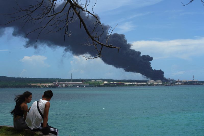 &copy; Reuters. Un gran incendio se propaga en un almacén de combustible cubano alcanzado por un rayo