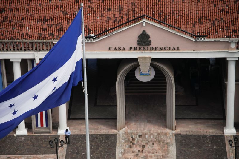 &copy; Reuters. FOTO DE ARCHIVO: La bandera nacional de Honduras ondea frente a la casa presidencial en Tegucigalpa, Honduras 25 de octubre de 2021. REUTERS/Fredy Rodríguez
