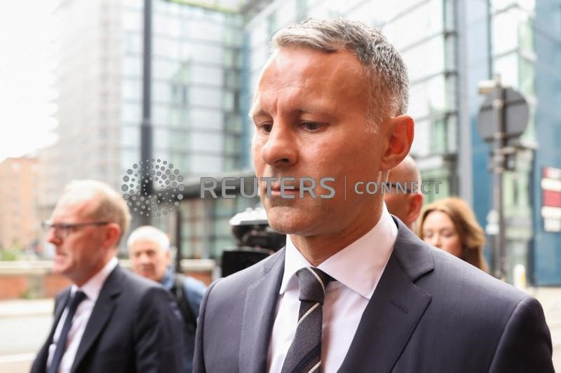 &copy; Reuters. الجناح السابق لمانشستر يونايتد رايان جيجز لدى وصوله إلى محكمة في مانشستر يوم الإثنين. تصوير: كارل ريسيني - رويترز.