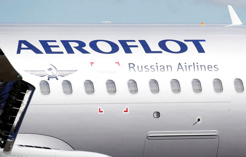 © Reuters. FILE PHOTO: The logo of Russia's flagship airline Aeroflot is seen on an Airbus A320 in Colomiers near Toulouse, France, September 26, 2017. REUTERS/Regis Duvignau/File Photo
