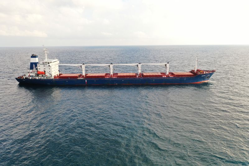 &copy; Reuters. FOTO DE ARCHIVO: El buque de carga con bandera de Sierra Leona Razoni, que transporta grano ucraniano, se ve en el Mar Negro frente a Kilyos, cerca de Estambul, Turquía, el 3 de agosto de 2022. REUTERS/Mehmet Emin Caliskan