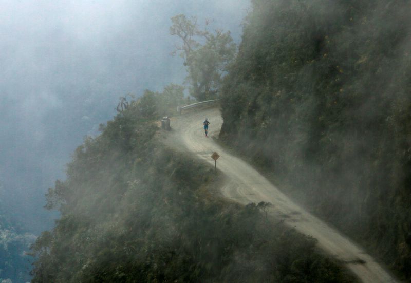 &copy; Reuters. Corredor atravessa a "Estrada da Morte" durante competição próxima a La Paz, Bolívia
29/07/2018 REUTERS/David Mercado