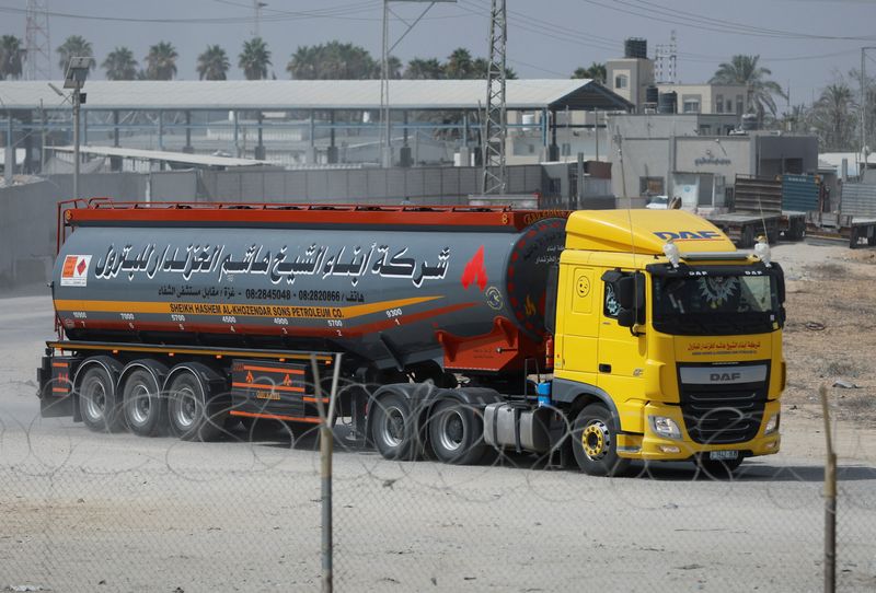 &copy; Reuters. Un camión que transporta combustible para la única central eléctrica entra en Gaza, durante un alto el fuego en Rafah, el sur de la Franja de Gaza, el 8 de agosto, 2022. REUTERS/Ibraheem Abu Mustafa