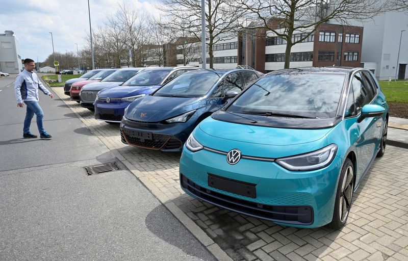 © Reuters. Carros da Volkswagen em fábrica de Zwickau, Alemanha
26/04/2022
REUTERS/Matthias Rietschel