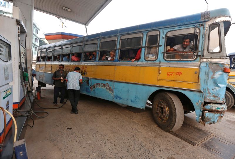 &copy; Reuters. حافلة تتزود بالوقود في كولكاتا بالهند - صورة من أرشيف رويترز. 