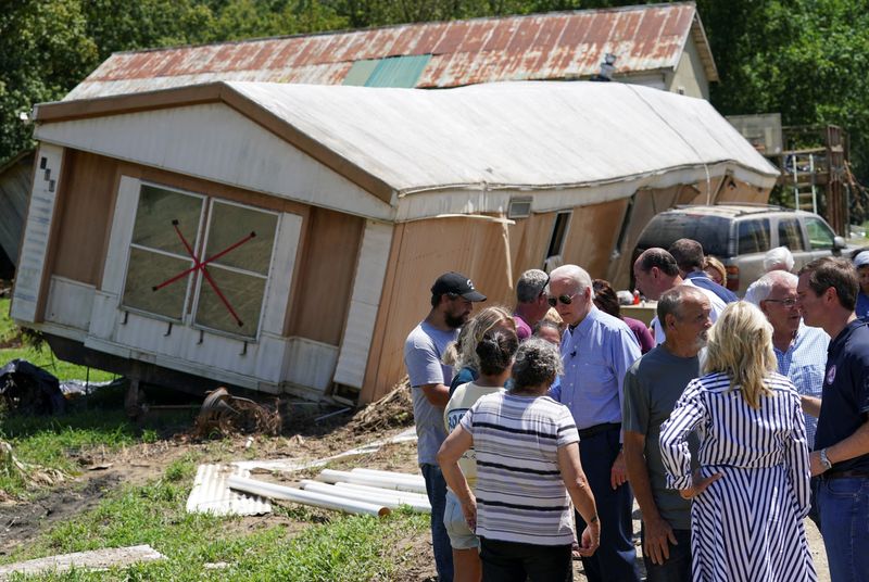 &copy; Reuters. Presidente dos EUA, Joe Biden, visita comunidades atingidas por enchentes no Kentucky
08/08/2022
REUTERS/Kevin Lamarque