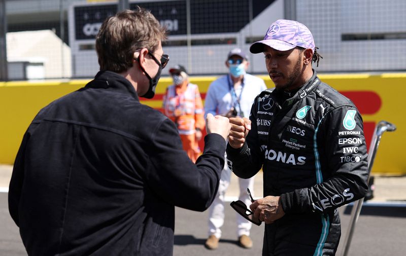 &copy; Reuters. Jul 18, 2021 
Foto de archivo del piloto de Mercedes Lewis Hamilton con Tom Cruise antes del GP Británico de la F1 en Silverstone 
Pool via REUTERS/Lars Baron/File Photo