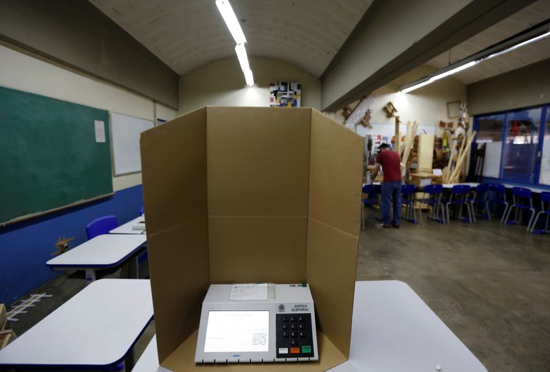 &copy; Reuters. Urna eletrônica em local de votação em Brasília
06/10/2018
REUTERS/Adriano Machado