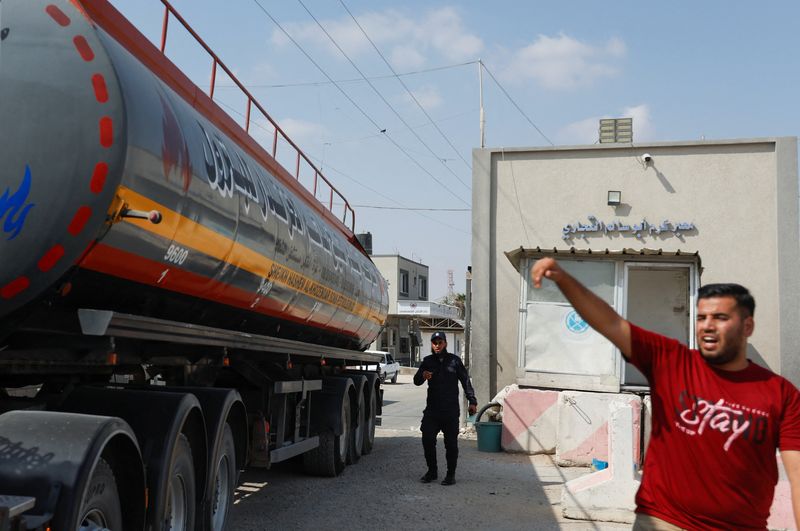© Reuters. شاحنة تحمل واردات الوقود لمحطة الطاقة الوحيدة تدخل إلى غزة بعد أن خففت إسرائيل عمليات الإغلاق مع استمرار وقف إطلاق النار في رفح جنوب قطاع غزةيوم الاثنين . تصوير: إبراهيم أبو مصطفى - رويترز