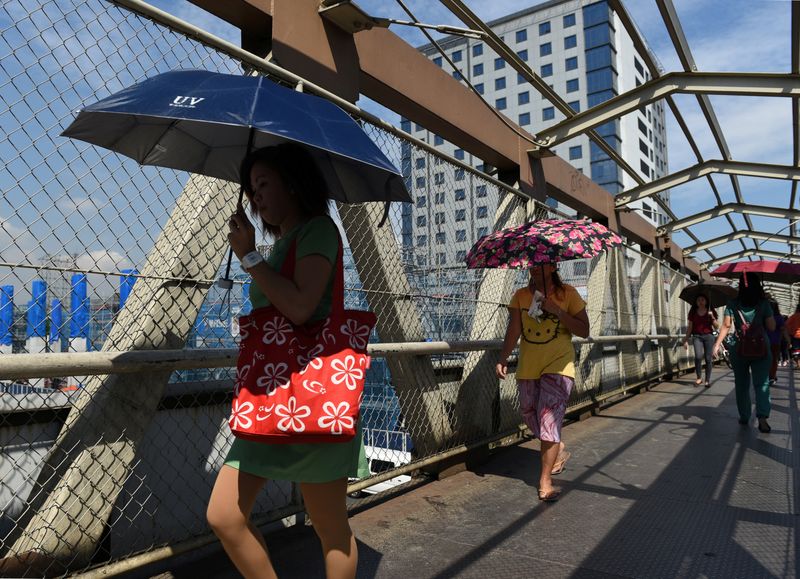 &copy; Reuters. FILE PHOTO: Commuters pass through an elevated pedestrian walkway on Commonwealth Avenue in Quezon City, metro Manila, May 23, 2018.   REUTERS/Dondi Tawatao