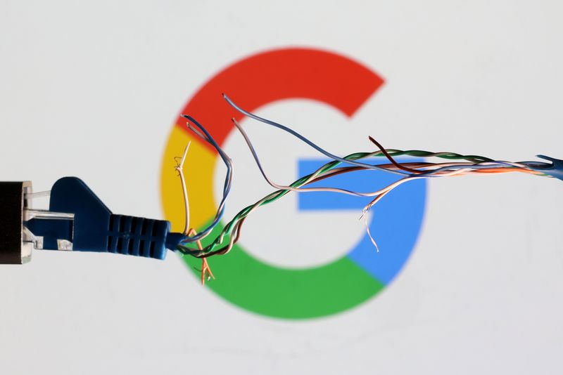 &copy; Reuters. صورة توضيحية لكابل إنترنت مقطوع أمام شعار جوجل. تصوير: دادو روفيتش - رويترز