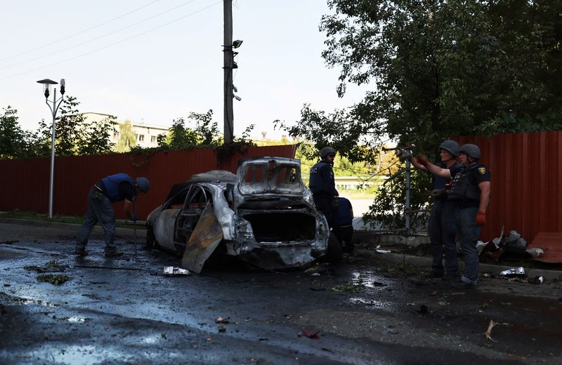 &copy; Reuters. Police officers work next to a destroyed car after a Russian military strike, as Russia's invasion of Ukraine continues, in Kharkiv, Ukraine August 8, 2022. REUTERS/Nacho Doce
