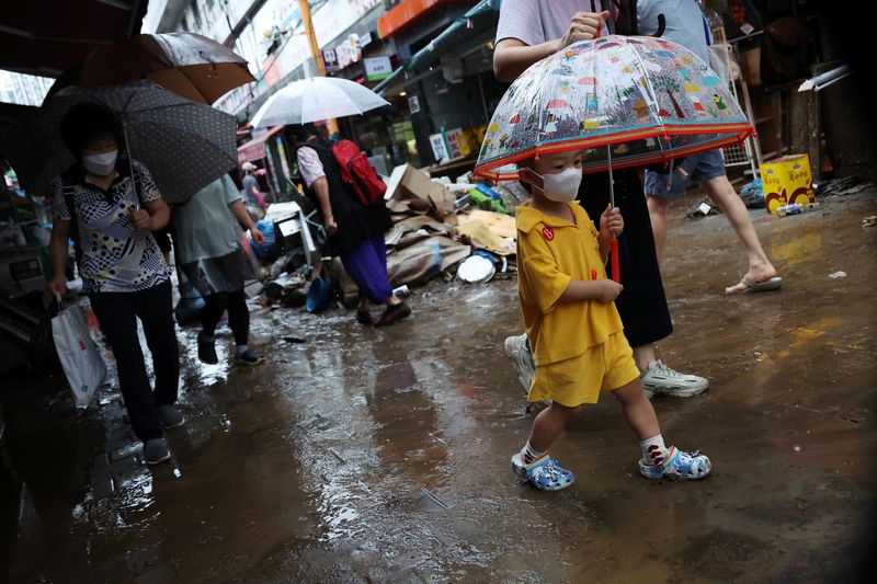 © Reuters. 　韓国のソウル首都圏を記録的豪雨が襲い、道路や地下鉄が冠水して停電が発生するなどの被害が出た。当局は９日、少なくとも８人が死亡したことを明らかにした（２０２２年　ロイター/Kim Hong-Ji）