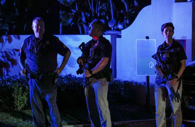 © Reuters. Secret service members stand guard outside former U.S. President Donald Trump's Mar-a-Lago home after Trump said that FBI agents raided it, in Palm Beach, Florida, U.S., August 8, 2022. REUTERS/Marco Bello