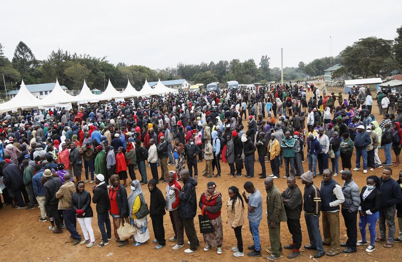&copy; Reuters. Les Kényans sont appelés aux urnes mardi pour des élections législatives et présidentielle pour lesquelles la participation s'annonce peu élevée, particulièrement chez les jeunes, alors que de nombreux citoyens ont perdu espoir en les changements 
