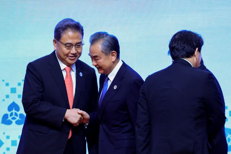 &copy; Reuters. FILE PHOTO: Chinese Foreign Minister Wang Yi and South Korean Foreign Minister Park Jin interacts at the ASEAN Plus Three Foreign Ministers’ Meeting in Phnom Penh, Cambodia August 4, 2022. REUTERS/Soe Zeya Tun