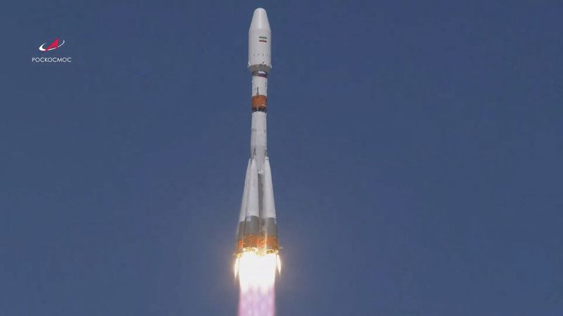 &copy; Reuters. صاروخ سويوز الروسي الذي يحمل القمر الصناعي الإيراني "خيام" لدى انطلاقه من قاعدة بايكونور كوزمودروم في قازاخستان يوم الثلاثاء في صورة من مقط
