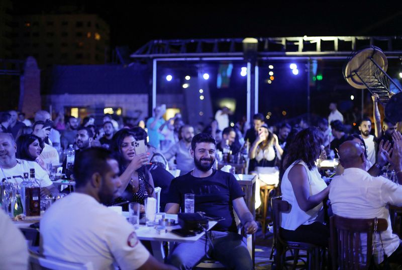 &copy; Reuters. People sit at a rooftop lounge in Damascus, Syria August 3, 2022. REUTERS/Yamam al Shaar