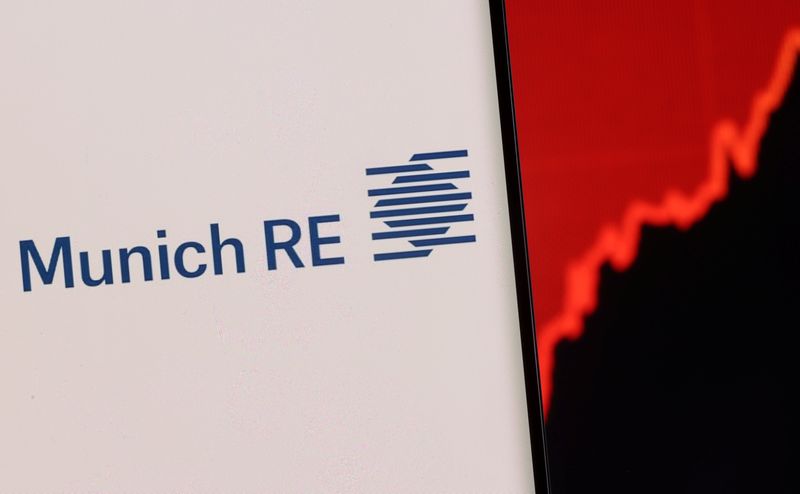 &copy; Reuters. Munich Re a annoncé mardi avoir enregistré une baisse de 31% de son bénéfice net au deuxième trimestre, en raison de la dépréciation de participations financières, mais a confirmé son objectif de bénéfice pour 2022. /Photo d'archives/REUTERS/Da