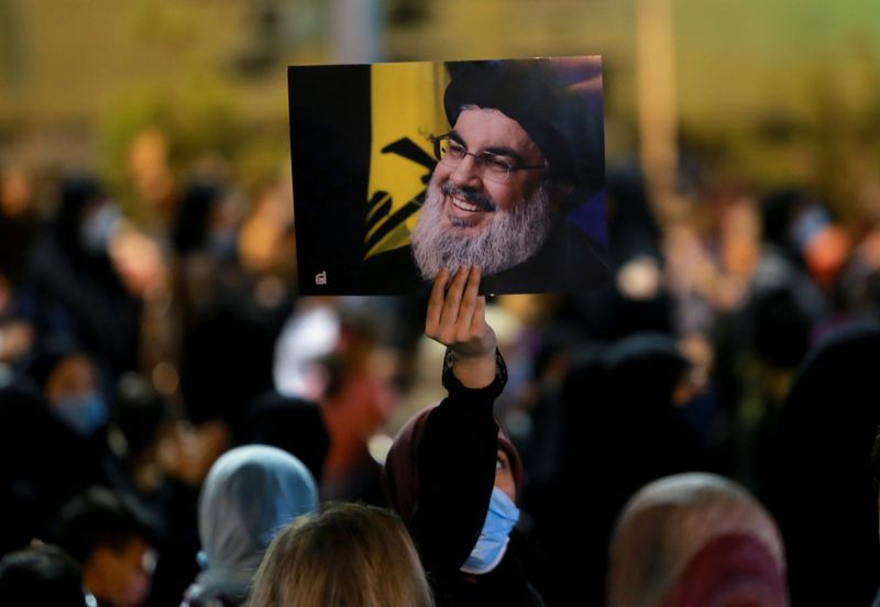 &copy; Reuters. FOTO DE ARCHIVO. Un partidario del líder de Hezbolá, Sayyed Hassan Nasrallah, sostiene su foto durante una ceremonia de celebración del aniversario del cumpleaños del profeta Mahoma, en los suburbios del sur de Beirut, Líbano. 22 de octubre de 2021. 