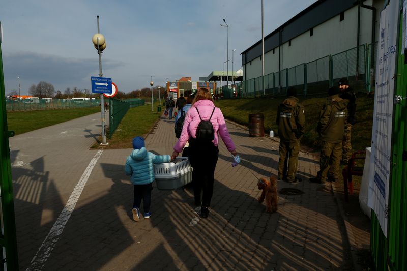 &copy; Reuters. أوكرانيون يعبرون الحدود إلى بولندا في 19 أبريل نيسان 2022. رويترز