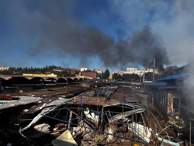 &copy; Reuters. جانب من الدمار الذي لحق بسوق دمره هجوم صاروخي روسي في بخموت يوم 30 يوليو تموز 2022. صورة لرويترز من المكتب الصحفي لخدمة الطوارئ الحكومية الأوكر
